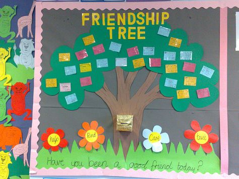 PSHE display by Vikki_Brookes, via Flickr Tree Display Classroom, Family Tree Display, Nursery Display Boards, Fall Bulletin Board Ideas, Unique Decorating Ideas, Preschool Friendship, Creative Bulletin Boards, Teaching Displays, Friendship Theme