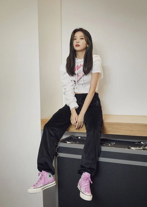 Red Velvet Seulgi Photoshoot, Seulgi Converse, Seulgi Photoshoot, Seulgi Wallpaper, Converse Red, Baggy Clothes, Red Velvet Seulgi, Girl Crushes, Insta Photo Ideas