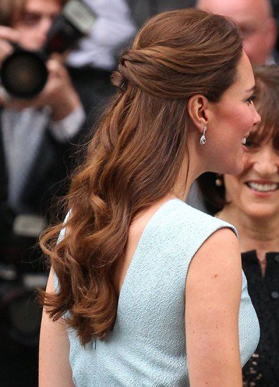 Kate Middleton Gorgeous Half Updo – Kate Middleton Best Beauty Looks | OK… Casual Curls, Royal Hairstyles, Hair Muse, Bridal Hair Half Up, Kate Middleton Hair, Middleton Style, Very Short Hair, Trending Hairstyles, Duchess Kate