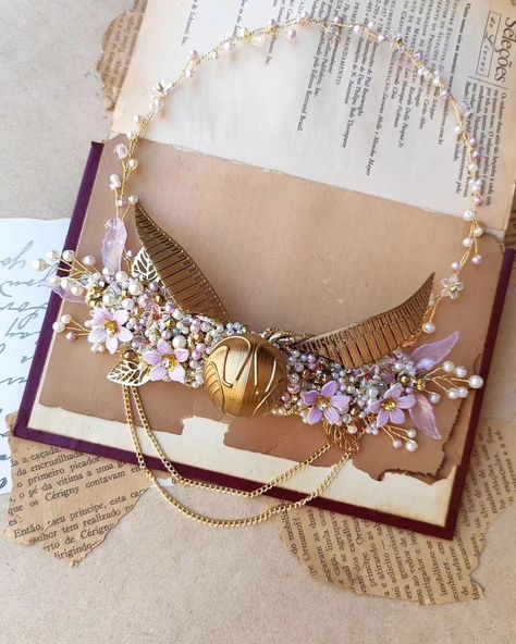 Always Potterhead!! ✨ Exclusive and authentic accessories. Visit the bio to order. #harrypotterbride #harrypotterwedding #potterheads Harry Potter Bride, Harry Potter Words, Xv Ideas, Harry Potter Wedding Theme, Harry Potter Wedding, Harry Potter Cake, Golden Snitch, Wedding Items, Harry Potter Crafts