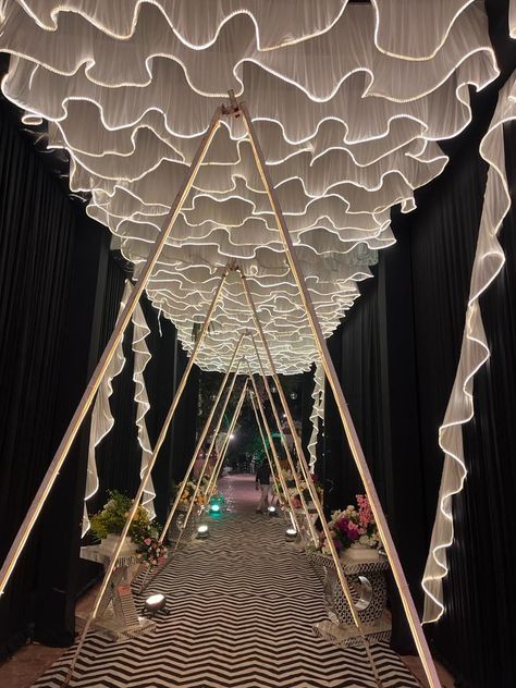 Event Pathway Ideas, Ceiling Design Wedding, Wedding Tunnel Entrance, Stage Design Ideas Creative, Wedding Decorations Stage, Cocktail Party Decor, Event Entrance, Wedding Ceiling, Wedding Entrance Decor