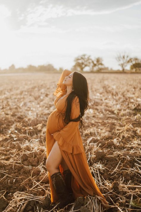 Maternity Photo Shoot Ideas September, Pumpkin Maternity Photoshoot, Rustic Maternity Shoot, Maternity Pictures Mom Only, Western Fall Maternity Pictures, Pregnancy Fall Photoshoot, Maternity Photo Shoot Ideas Western, October Maternity Photoshoot, September Maternity Photoshoot