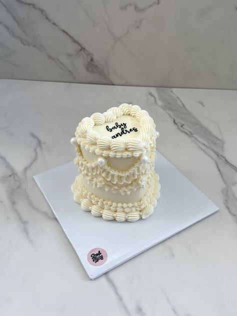 All white gender reveal cake decorated in a vintage piping style All White Gender Reveal, White Vintage Heart Cake, White Gender Reveal Cake, Cake For Gender Reveal, White Gender Reveal, Vintage Heart Cake, Vintage Baby Shower, Baby Shower Vintage, Creative Birthday Cakes