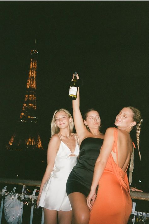 European Summer Night Out, European Summer Party Aesthetic, Going Out In Europe Outfits, Clubbing In Spain Outfit, European Bachelorette, Spain Club Outfit, Clubbing In Europe Outfits, European Going Out Outfit, European Night Out Outfit