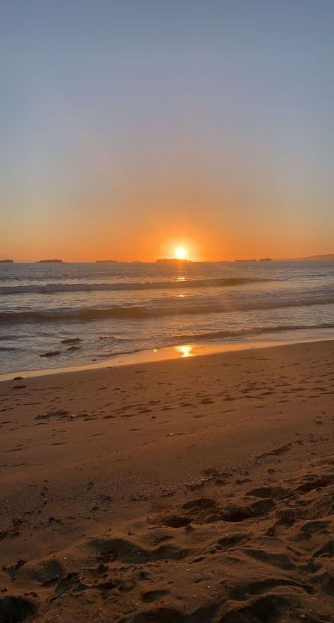 Socal Aesthetic Wallpaper, Sun Beach Aesthetic, Los Angeles Beach Sunset, Socal Beach Aesthetic, Summer Aesthetic California, California Fall Aesthetic, California Sunset Wallpaper, Becca Aesthetic, Beach Sunset Aesthetic Wallpaper