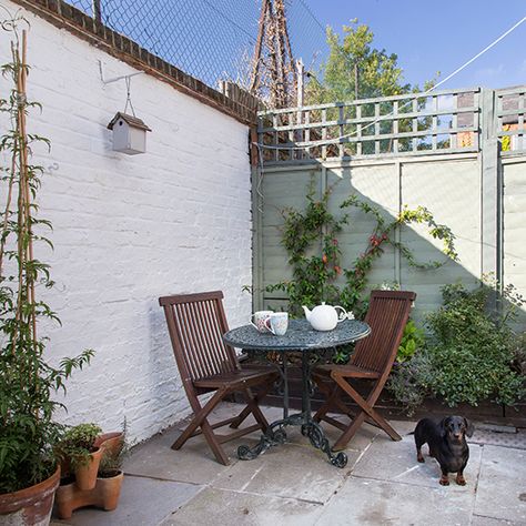 Courtyard garden Terrace House Garden, Terraced House Garden, Victorian Terrace Garden, Cottage Courtyard, Small Cottage Ideas, Traditional Garden Design, Townhouse Garden, Small Courtyard Gardens, Courtyard Gardens Design