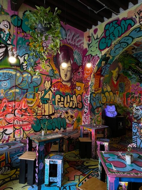 Street Style Restaurant, Hip Cafe, Graffiti Cafe, Tattoo Shop Decor, Graffiti Furniture, Artistic Interior, Graffiti Room, Urban Bedroom, Old Globe