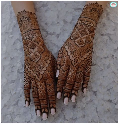 Bride Mehndi Outfit, Mehndi Designs Traditional, Mehndi Saree, Saree For Bride, Brides Mehndi, Mehndi Clothes, Art Design Tattoo, Cool Henna Designs, Mehendi Wedding