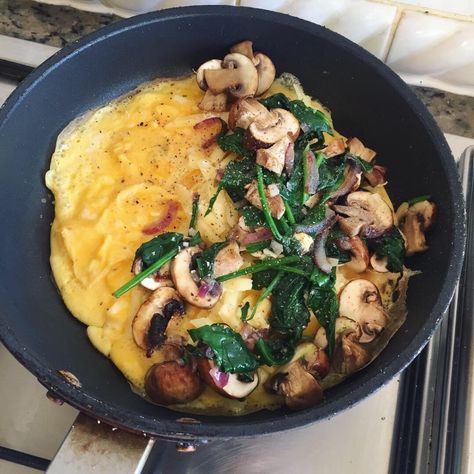 Omelette With Mushrooms, Omelette Recipe Easy, Spinach Omelette, Mushroom Omelette, High Fiber Breakfast, Diner Food, Mushroom Spinach, Eggs Breakfast, Omelette Recipe