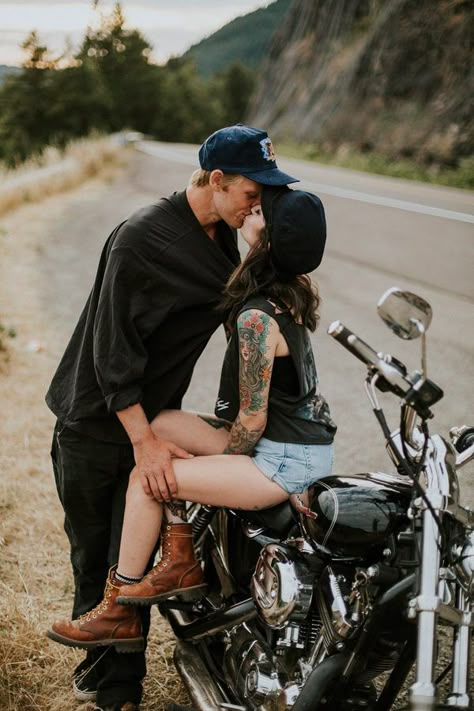 Motorcycle Engagement Photos, Couple Motard, Motorcycle Couple Pictures, Motocykle Harley Davidson, Motorcycle Photo Shoot, Bike Couple, Biker Couple, Motorcycle Couple, Road Motorcycle