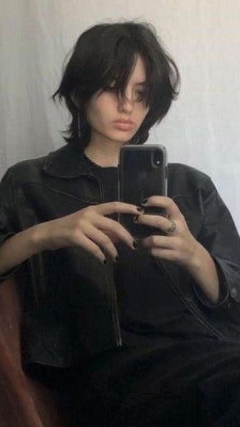 Shortish Haircuts, Gay Haircut, Shortish Hair, Middle Hair, Short Hair Tomboy, Middle Part Hairstyles, Split Hair, Hair Inspiration Short, Wolf Cut