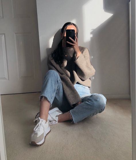 Ellie🪐 on Instagram: “Catching the sunlight🌼 Today’s outfit consists of a @hm chunky knit jumper, @riverisland straight leg jeans, and @zara trainers 💕 #ootd…” Street Fashion New York, Bff Outfit, Outfit Leather Jacket, Black Dress Vintage, Outfit Club, Street Style Vintage, Outfit Airport, Heels Kitten, Ankle Boots Winter