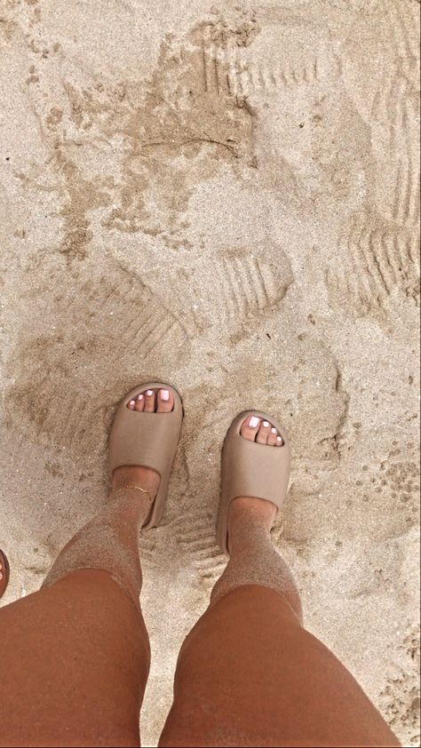 Cute Summer Toes, Toenail Designs Summer, Beach Toes, Nails Collection, Spring And Summer Outfits, Summer Toes, Pink Ombre Nails, Summer Toe Nails, Cute Toes