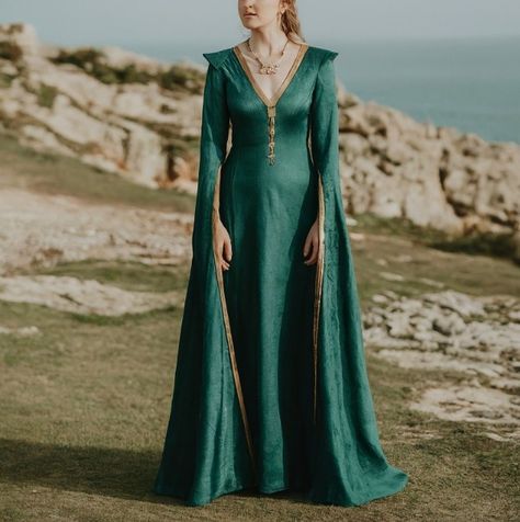 Rohan Aesthetic, Hotd Dresses, Green Medieval Dress, Fae Court, Midevil Dress, Alyssa Targaryen, 1800s Dresses, House Tyrell, Dream Costume