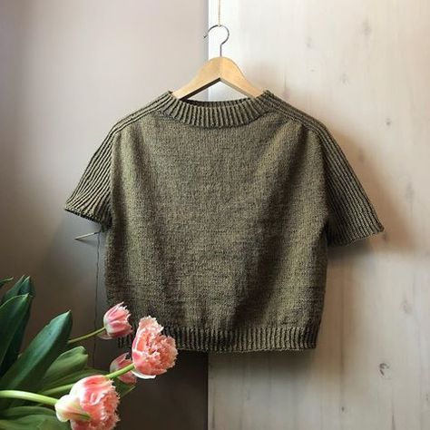 Picklesanna (@picklesannaz) • Instagram-Fotos und -Videos Knitted Tshirt Pattern, Summer Knitting Patterns, Tees Pattern, Yarn Projects, Summer Knitting, Sweater Knitting Patterns, Knitting Ideas, Knit Tees, Knitted Tshirt