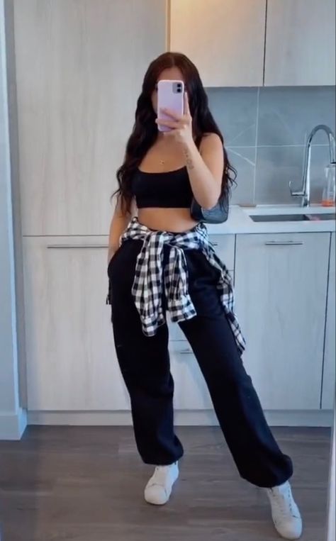 Jagger Pants Outfit, Crop Top Sweatpants Outfit, Sweatpants And Crop Top Outfits, Jogger And Crop Top Outfit, Black Crop Top Outfit, Black Sweatpants Outfit, Black Joggers Outfit, Flannel Outfits Fall, Crop Top And Sweatpants