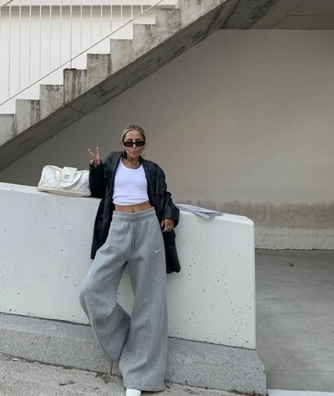 Wide Leg Sport Pants Outfit, Jogging Outfit Winter, Grey Sweats Outfit, Sport Pants Outfit, Wide Leg Sweatpants Outfit, Jogger Pants Outfit Women, Gray Sports Pants, Gray Sweatpants Outfit, Joggers Outfit Women