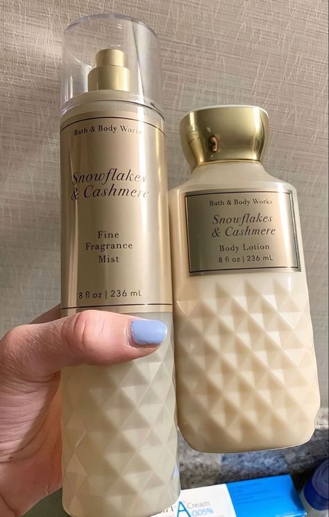 Body Cream Aesthetic, Snowflakes And Cashmere, Perfume Vanilla, Mrs Bella, Perfume And Lotion, Fragrance Lab, Bath N Body Works, Fragrances Perfume Woman, Vanilla Perfume