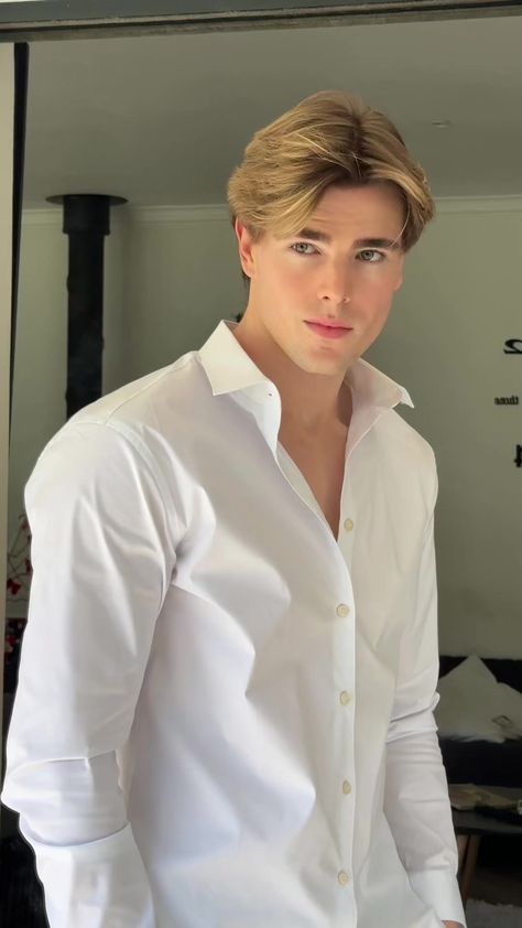 Old Money Middle Part Hair Men, Blonde Hair Blue Eyed Man, Old Money Boys Hair, Mens Hair Blonde, Classic Haircut Men Classy, Cute Blonde Guy, Handsome Blonde Men, Handsome White Men, Devon Broughton