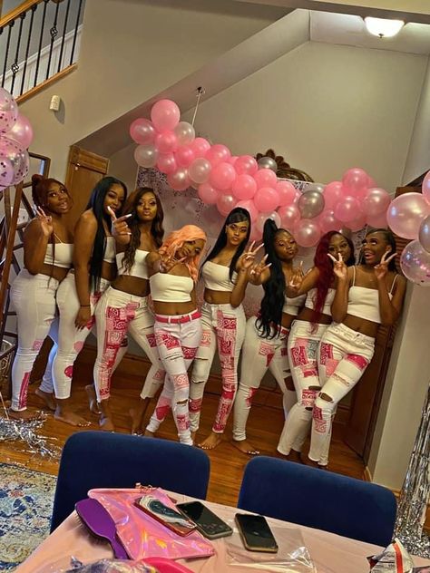 Birthday Squad Outfits, Gang Outfits, Baddie Birthday, Sweet 16 Outfits, 16th Birthday Outfit, Birthday Vibes, Bestie Outfits, Matching Outfits Best Friend, Squad Outfits