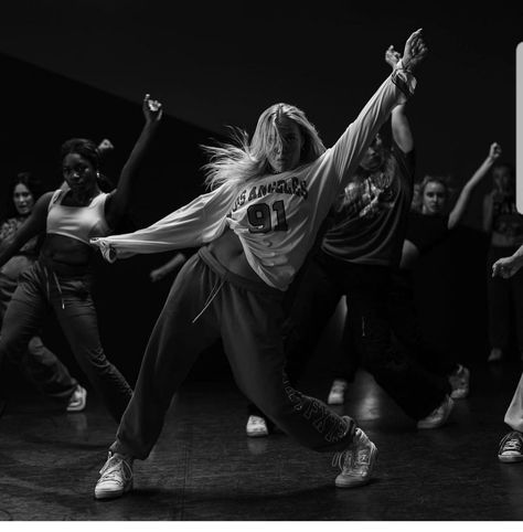 Dancers On Stage Aesthetic, Dance Hobby Aesthetic, Dancing Pictures Hip Hop, Dance Choreography Photo, Back Up Dancer Aesthetic, Dance Choreography Pictures, Dancing On My Own Aesthetic, Dance Class Hip Hop, Dance Hip Hop Photo