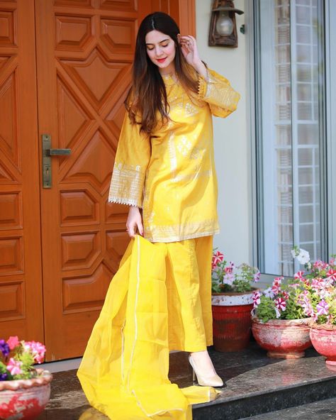 Yellow Suit Design, Yellow Pakistani Dress, Lemon Colour Dress, Light Yellow Dress, Mayon Dresses, Light Yellow Dresses, Asian Wedding Dress Pakistani, Haldi Outfits, Yellow Suit