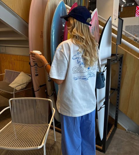 Girl Surfing Aesthetic, Surf Girl Outfits, Surf Aesthetic Outfit, Summer Outfits Alt, Surfer Outfit, Surfer Girl Outfits, Outfits Alt, Alt Summer, Surfer Girl Aesthetic