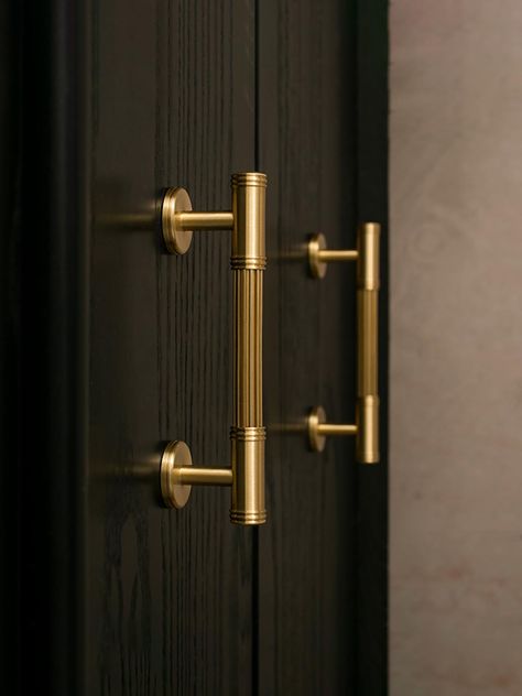 The collection of Gold Cabinet Handles is absolutely a stunning addition to enhance the aesthetics of your kitchen, wardrobe, or drawers. Crafted with utmost precision, these handles are made of high-quality brass, ensuring durability and long-lasting performance. With their exquisite textured design, they exude elegance and style, making them a perfect choice for both modern and traditional interiors. ▶ Highlights: - Made of high-quality brass for durability and longevity - Linear design on the Adjustable Cabinet Pulls, Gold Handles Kitchen Cabinets, Gold Wardrobe Handles, Brass Kitchen Cabinet Hardware, Kitchen With Brass Hardware, Kitchen With Gold Hardware, Gold Hardware Kitchen, Gold Door Handle, Cabinet Hardware Trends