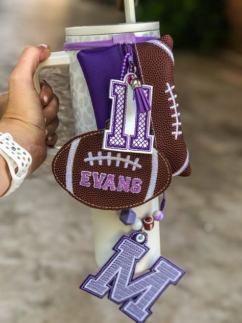 **PLEASE READ!  THIS IS A HIGH DEMAND ITEM AND HAS UP TO A 6-8 WEEK TURNAROUND AT THIS TIME** Could be less, I work orders in order they come in. If this timeline does not work for your please don't order and check back in at a later date SHOW YOUR TEAM SPIRIT! Fully customizable 🏈football🏈 themed bag for your Stanley or other travel mug!  **Price includes custom pouch with personalized football tag and custom number. Add on hanging bottom initial for $15 Choose your team colors, name, initial and number! This zipper pouch is perfect to attach to your favorite tumbler! Great way to carry your, credit cards, cash, chapstick, AirPods, keys and more with your Stanley/Yeti or any brand tumblers ((Pictured on a 40oz Simple Modern tumbler with handle)) NOTE: this listing is for the pouch with Clear Bags For Football Games, Football Accessories Ideas, Football Snack Bags For Players, Football Homecoming Gifts For Boys, Football Banquet Gifts For Players, Team Mom Gift Ideas, Cheer Gifts Diy, Football Goody Bags, Bag Tassel Diy