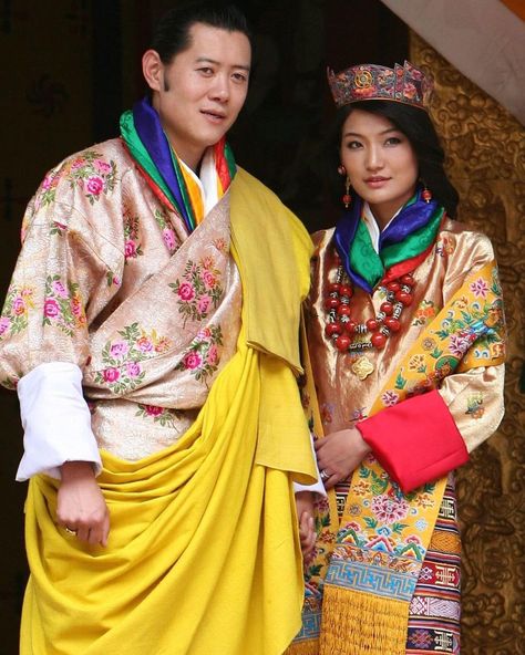 ModernRoyalEra on Instagram: “🇧🇹 Bhutanese Royalty: TM’s King Jigme Khesar and Queen Jetsun Pema of Bhutan 1. Happy 9th Wedding Anniversary to TM’s The King and Queen…” Bhutan King, Jetsun Pema, 9th Wedding Anniversary, Dragon King, Royal Engagement, Royal Baby, Stage Costume, Bhutan, Chinese Clothing