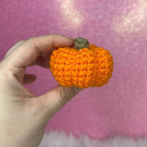 Mini Pumpkin Amigurumi Pattern Mini Pumpkin Amigurumi Free Pattern, Crochet Pumpkin Keychain Pattern, Mini Pumpkin Crochet Pattern Free, Crochet Mini Pumpkins Free Pattern, Easy Amigurumi Crochet, Pumpkin Amigurumi, Crochet Fall Decor, Easy Amigurumi Pattern, Crochet Pumpkins