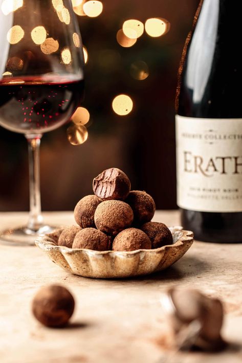 Red Wine Truffles, Red Wine And Chocolate, Wine Truffles, Dark Chocolate Desserts, Wine And Chocolate, Chocolate Shots, Christmas Truffles, Wine Chocolate, Chocolate Wine