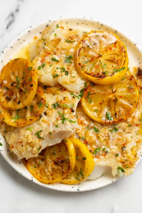 The BEST most Garlicky Lemon Baked Fish! Whitefish fillets such as cod, tilapia, haddock, and halibut all work great with this recipe. The fish is blanketed in a quick marinade made of lemon, garlic, and olive oil, then baked to perfection. This quick & simple 5 ingredients recipe packs a big punch of garlicky, lemony flavour, despite only taking 20 minutes to make. Simple, Quick, Tasty, & perfectly delicious! White Snapper Fish Recipes, Baked Tile Fish Recipe, Low Calorie Haddock Recipes, Fast Fish Recipes, Haddock Marinade, Haddock Seasoning, Wild Haddock Fillets Recipe, Lake Superior Whitefish Recipes, Whitefish Recipes Baked