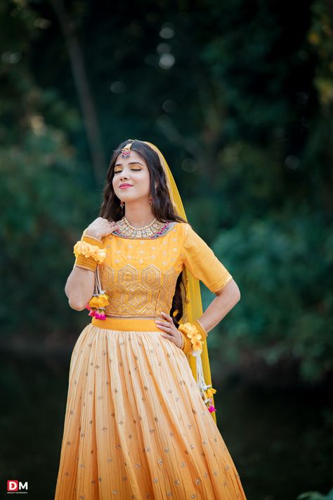 Wedding Single Photos, Girl Wedding Photoshooting, Indian Traditional Poses, Haldi Potrait For Bride, Stills For Girls Traditional, Single Girl Wedding Shoot, Girl Haldi Ceremony, Wedding Girl Posing, Haldi Ceremony Outfit Girl