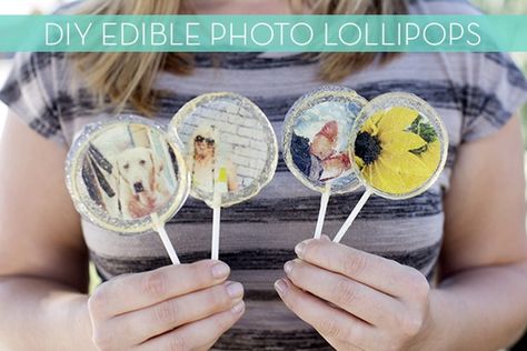 How to make your own edible photo lollipops! #DIY Lollipops Diy, Custom Lollipops, Diy Photo Projects, Gourmet Lollipops, Lollipop Recipe, How To Make Photo, Diy Edible, Edible Gifts, Candy Making