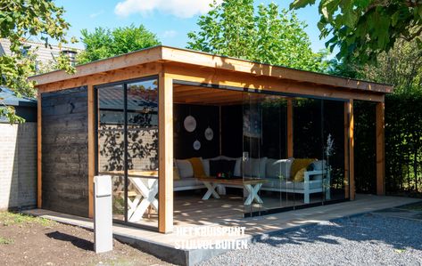 maatwerk, terugliggende berging, douglas, zwart zweeds rabat, vaste en schuivende glazen wand, keramische tegelvloer. Verandas Ideas Outdoor, Outdoor Pavillion, Guess Room, Outdoor Patio Ideas Backyards, Contemporary Garden Rooms, Backyard Structures, Pool House Designs, Outdoor Patio Diy, Backyard House