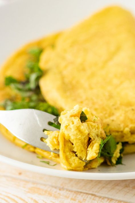 Perfect Fluffy Vegan Omelette - Slavic Vegan #vegan #veganrecipes #veganfood #vegetarian #veganegg #veganomelette #omelette #veganbreakfast #breakfast #tofu #chickpeas Tofu Omelette, Breakfast Tofu, Wfpb Breakfast, Vegan Omelette, Chickpea Pancakes, Fancy Breakfast, Vegan French, Taiwanese Cuisine, Breakfast Vegan