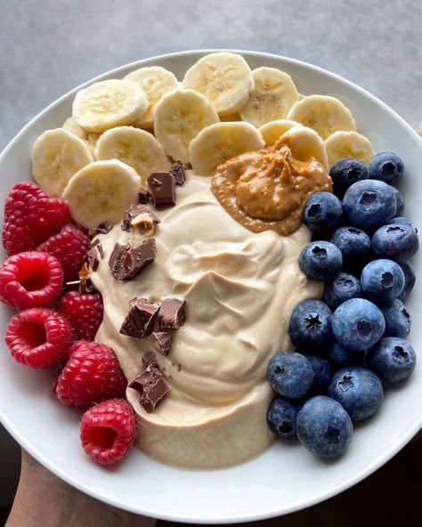 Good morning everyone❤️ didn’t make an exciting breakfast this morning because I had courses early at Uni so I’m sharing yesterday’s… | Instagram Healthy Bowls Clean Eating, Coffee Yogurt, Yoghurt Bowl, Make Coffee, Quick Easy Snacks, Healthy Food Motivation, Healthy Lifestyle Food, Easy Snack Recipes, Morning Everyone