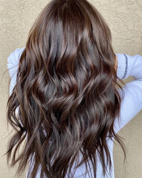 Chocolate Summer Hair, Hair Color 2023 Trends Brunette Summer, Expensive Brunette Hair Color Trend, Quiet Luxury Hair Color, Expensive Burnett Hair, Expensive Brunette Hair Color 2023, Expensive Brunette 2023, Expensive Hair Color, Brunette 2024 Hair Trends