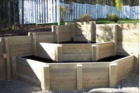 Rounded planters with timbers Rock Side Yard, Backyard Landscaping Corner, Garden Gravel Ideas, Rocks Backyard, Timber Retaining Wall, Backyard Wedding Pool, Landscaping Gravel, Corner Planter, Garden Small Backyard