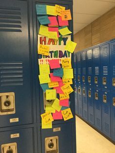 Cute locker idea for friends on their birthday  (each sticky note has its own nice note written on it!) Diy Locker Decor, Birthday Locker, Birthday Locker Decorations, Best Friend Notes, Cute Locker Ideas, Locker Decorations Diy, Presents For Bff, Best Friend Birthday Present, Locker Ideas