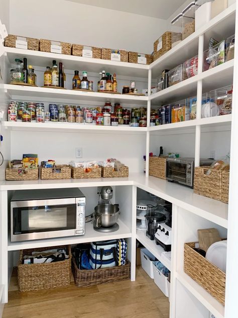 Simply Done: Simply Beautiful Walk-In Pantry Refresh - Simply Organized Walkin Pantry Ideas, Updated Pantry, Walk In Pantry Ideas Layout, Butlers Pantry Ideas, Walk In Pantry Ideas, Pantry Layout, House Pantry, Coast House, Pantry Laundry