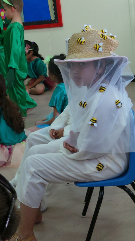 Billy No Buzz, Bee Keeper Easy Diy Bee Costume, Easy Bee Costume Diy, Diy Bee Hive Costume, Bee Keeper Costume, Diy Bee Keeper Costume, Diy Bee Stinger For Costume, Honeybee Costume Diy, Beekeeper Costume, Bee Costume Diy