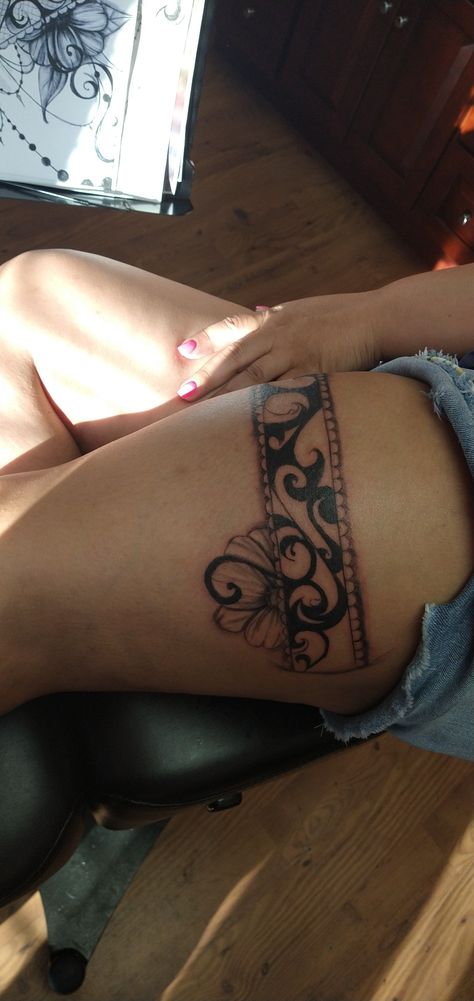 Garter Tattoo Black Women, Leg Band Tattoo Women, Thigh Trible Tattoos Women, Garder Belt Tattoo Designs, Leg Garter Tattoo, Garder Belts Tattoos, Thigh Garter Tattoo Lace, Thigh Band Tattoo Women, Thigh Wrap Around Tattoo