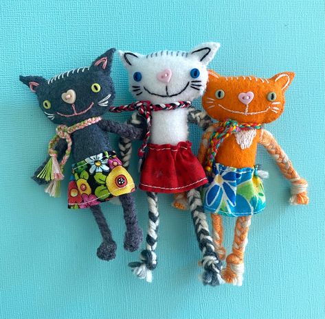 Hand Sewn Projects, Cute Sewing Projects, Animal Sewing Patterns, Ugly Dolls, Needle Crafts, Quirky Art, Fabric Toys, Felt Brooch, Doll Ideas