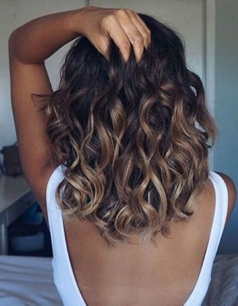 Ombré hair foncé - Ombré hair : les plus beaux dégradés de couleur - Elle Medium Length Curly Hair, Ombré Hair, Penteado Cabelo Curto, Ombre Hair, Blonde Highlights, Balayage Hair, Gorgeous Hair, Hair Day, Pretty Hairstyles