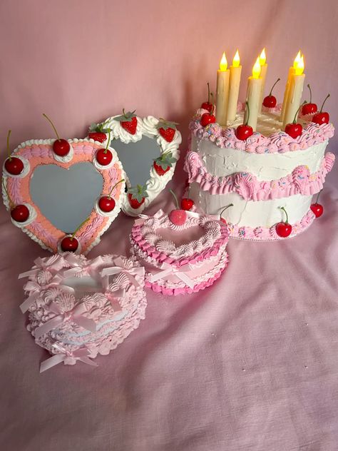 #fakecake Fake Heart Cake Diy, Fake Vintage Cake, Clay Cake Ideas, Heart Cake Diy, Kitsch Cake, Fake Cake Ideas, Fake Cake Diy, Faux Cake, Fake Cakes