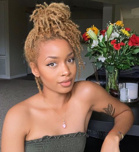 Honey Blonde Hair On Black Women Locs, Honey Blonde Tips On Locs, Honey Blonde Starter Locs, Blonde Tip Locs, Honey Blond Dread Locks, Blonde Dreads, Dreads Girl, Natural Afro Hairstyles, Beautiful Dreadlocks