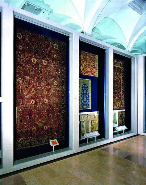 Rug Display, Carpet Display, متحف فني, Retail Store Interior Design, Queen Sirikit, Retail Store Interior, Exhibition Booth Design, Exhibition Display, Retail Store Design