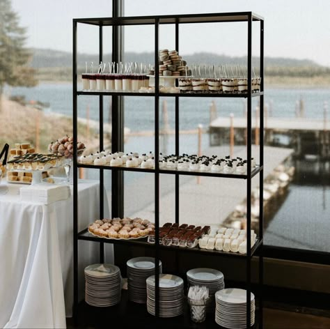 Black Tie Wedding Food Stations, Dessert Displays Wedding, Wedding Dessert Table Ideas Modern, Wedding Dessert Table Modern, Black And White Wedding Desserts, Wedding Dessert Table Black And White, Black Tie Wedding Food, Black Modern Wedding Decor, Modern Wedding Dessert Table